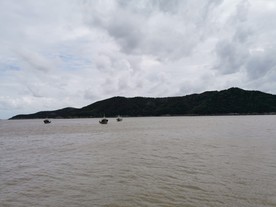 海上的船
