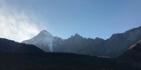 蓝天雪山山峰