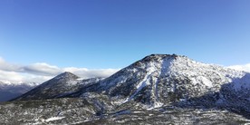 雪山上山峰