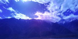 蓝天白云雪山山峰