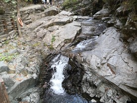 山里岩石上的溪流