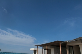 建筑屋顶天空蓝色背景海报素材