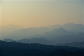 清晨雾气环绕的群山