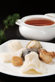 炖手打乌鸡丸