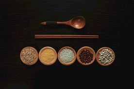 桌子上的五谷食材