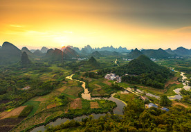 日暮下的高山美景