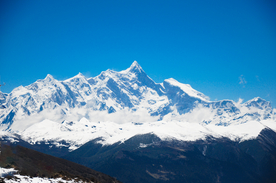 雪山山峰蓝天背景海报素材