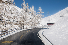 雪山道路公路背景海报素材