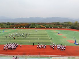 操场上跑步的学生