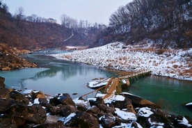 冬天户外结冰积雪的桥面风景