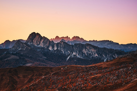 群山天空山坡草地风景