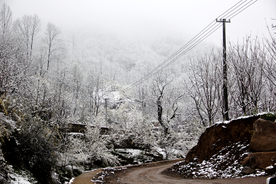 山间雪景与小路