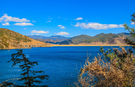 湖泊远山