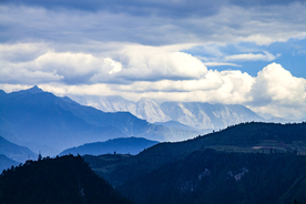 蓝天白云高山
