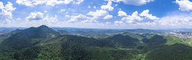 蓝天白云高山