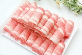 涮火锅新鲜羊肉卷