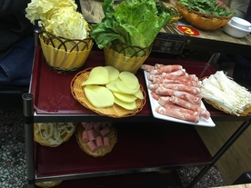 涮火锅新鲜羊肉卷