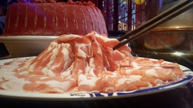 涮火锅新鲜羊肉卷