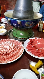 涮火锅新鲜羊肉卷