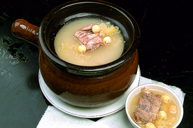 家常菜银耳莲子排骨煨汤