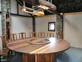 灯具特别的仿古餐厅
