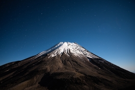 雪山星空风景山坡背景