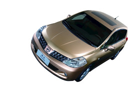 抠图 尼桑 金色轿车