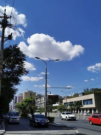 灯杆上的白云