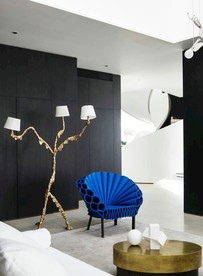 个性灯具和沙发