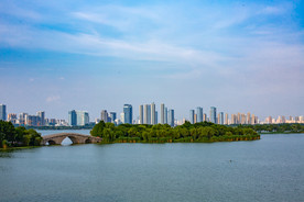 城市湖景