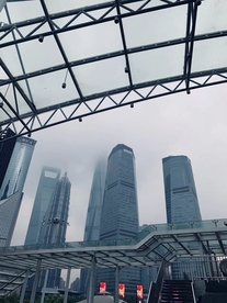 耸立云端的高楼