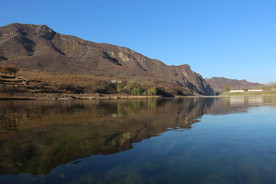 山与溪流