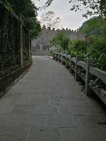 城墙边的石板路