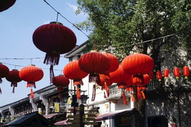 蓝天绿树红灯笼