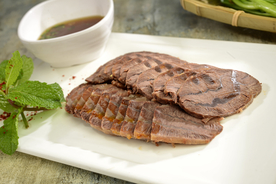 美食蘸汁牛肉摄影