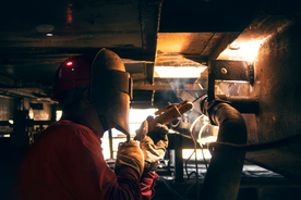 工作中的电焊工图片