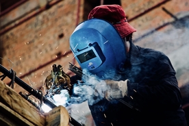 高空作业的电焊工