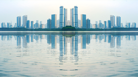 城市建筑群高楼大厦夕阳湖面倒影