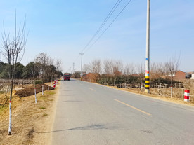 蓝天下的乡村风景