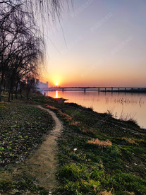河边大桥夕阳风景照片