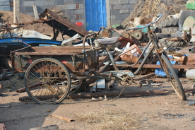 废品站脚蹬三轮车