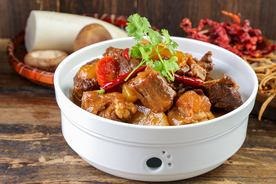 酱焖牛肉摄影图