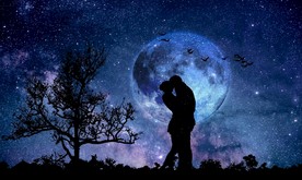 星空下的恋人剪影