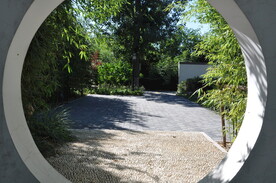 中式小花园中的月亮门