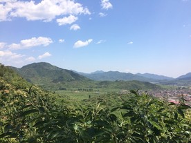 蓝天白云青山图