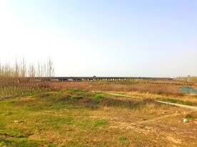 蓝天下的乡村美景