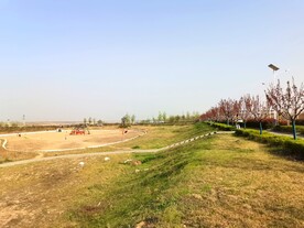 蓝天下的乡村美景