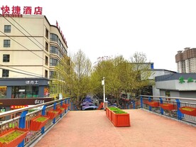热闹的城市街道