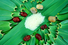 端午节包粽子食材摄影图