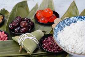 包粽子食材摄影图